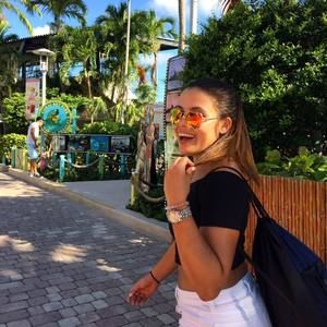 Meet your Posher, Valeria